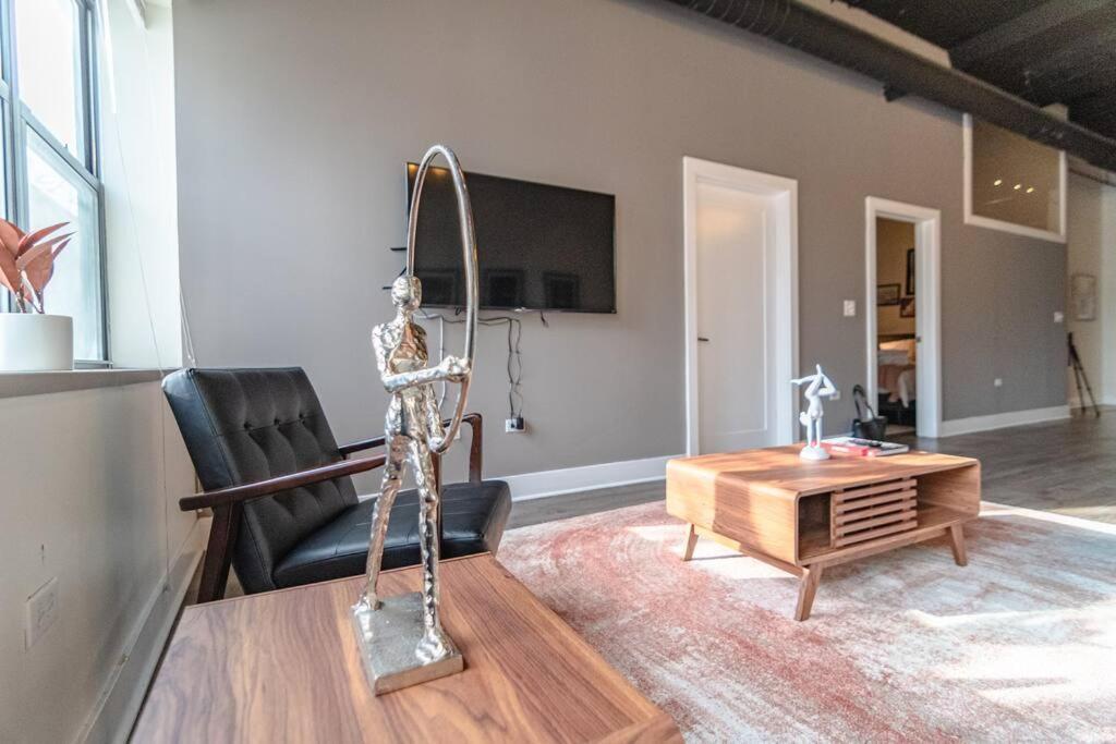 Apartment Mccormick Place Huge 2br Cozy Loft With Optional Parking Sleeps 8 Near Soldier Field And Grant Park *