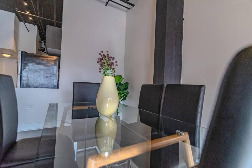 Mccormick Place Huge 2br Cozy Loft With Optional Parking Sleeps 8 Near Soldier Field And Grant Park * Chicago